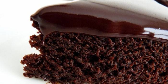 Bolo De Chocolate Sob O Espelho De Chocolate Glacê