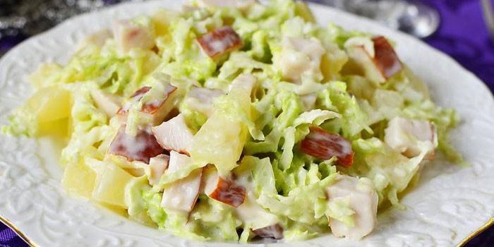 Ensalada lista en un plato