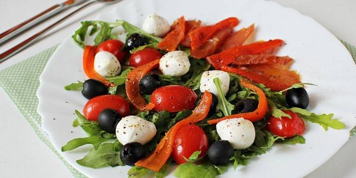 Šalát s mozzarellou, olivami a kuracím karpacciom