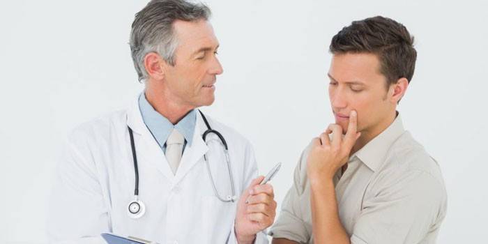 Médico aconseja a un hombre