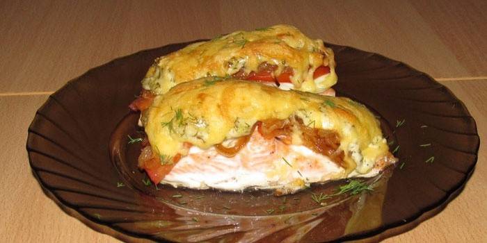 Pescado griego con salsa de crema agria en un plato