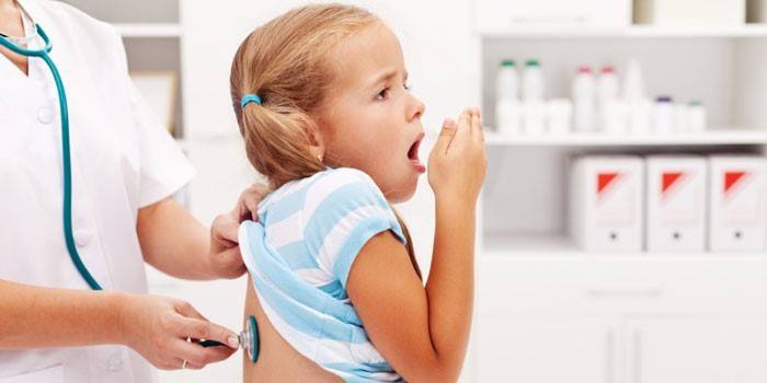 El doctor escucha a las chicas de luz del fonendoscopio