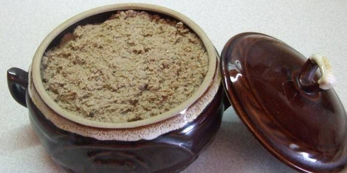Pasta de hígado de conejo en una olla