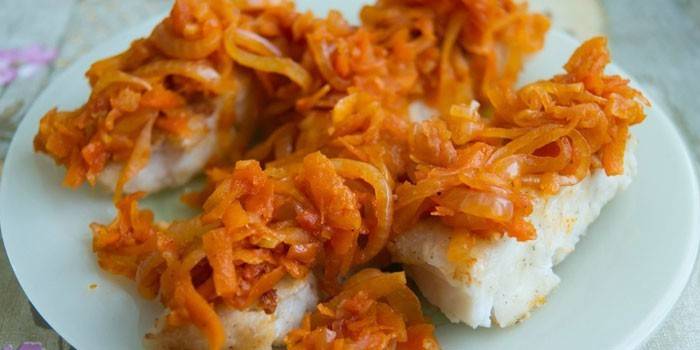 Filé de Pollock com marinada de cenoura e cebola