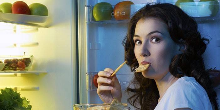 Chica en el refrigerador