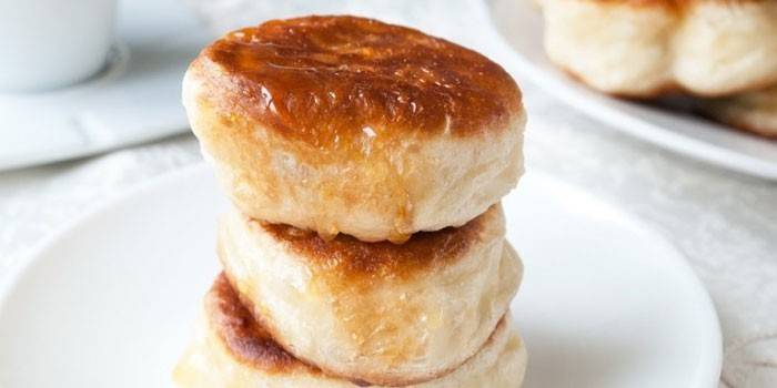 Exuberantes panqueques en una leche horneada fermentada