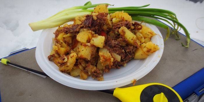 Batata frita com guisado