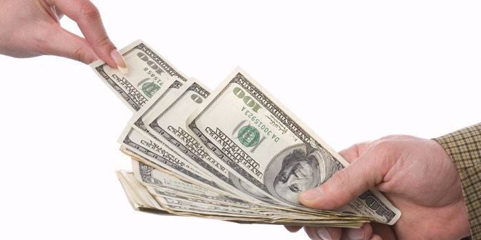 Billetes en manos de un hombre y una mujer.