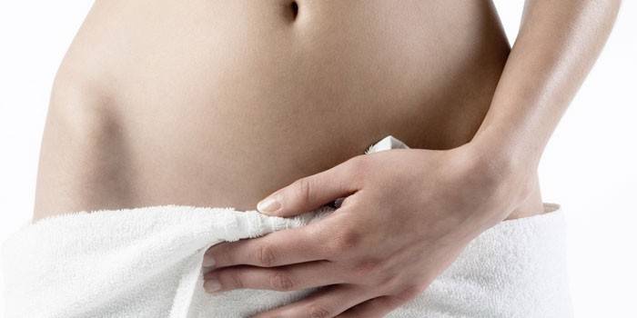 Chica en una toalla blanca sobre sus caderas