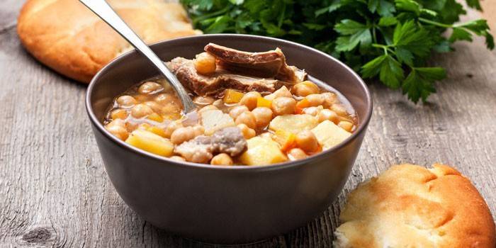 Sopa com grão de bico, ervilhas e cordeiro