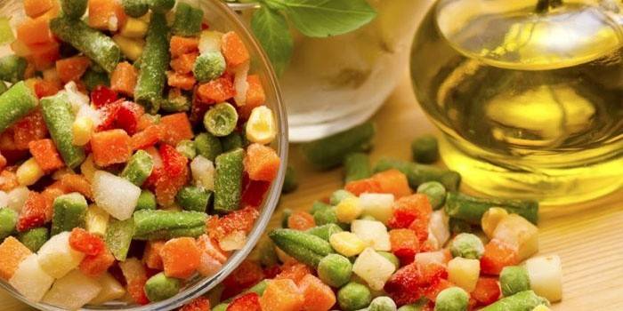 Mistura congelada de legumes em um prato