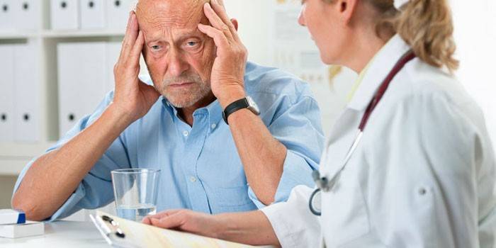 Un anciano en una consulta médica.