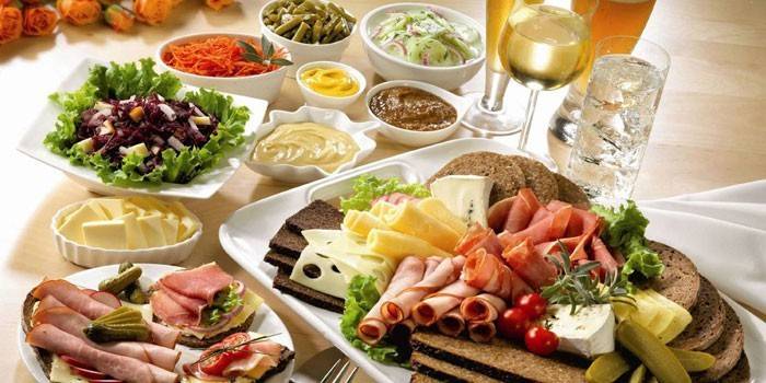Comida e bebidas na mesa.