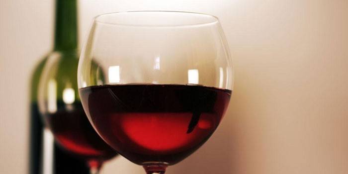 Czerwone wino w szklance