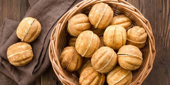 Biscoitos cozidos com leite condensado, preenchendo uma cesta