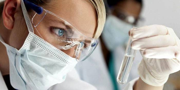 Medic skúma látku in vitro