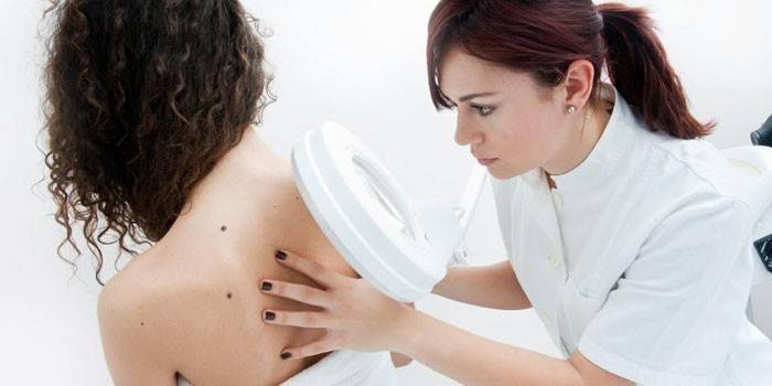 Dermatologista examina a pele de uma garota