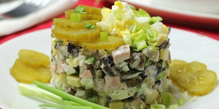 Ensalada de hojaldre con champiñones fritos y encurtidos