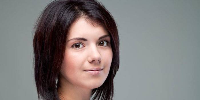 Chica con cabello fino y escaso