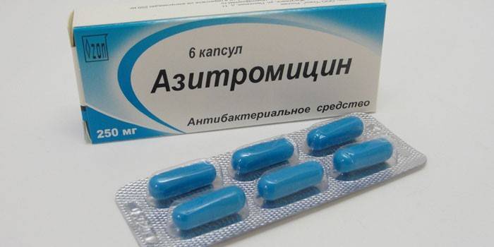 Kapsułki azytromycyny w opakowaniu