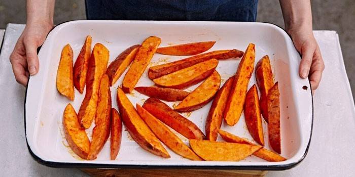 Rodajas picantes en una bandeja para hornear