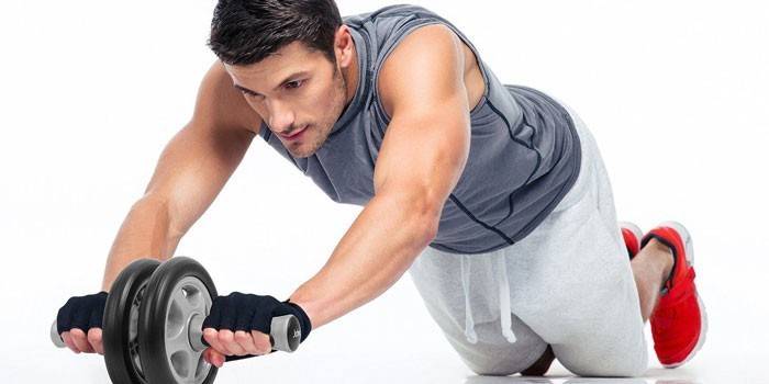 Um homem está envolvido com um rolo de esportes