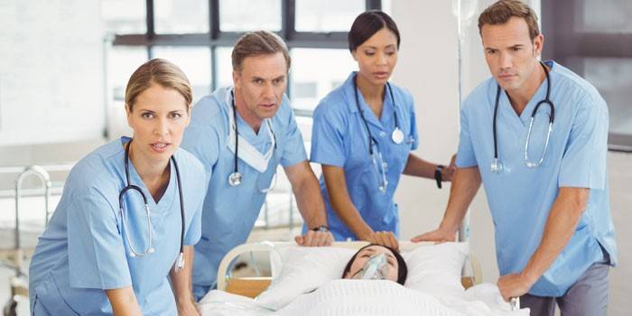 Sanitariusze zabierają dziewczynę do noszy