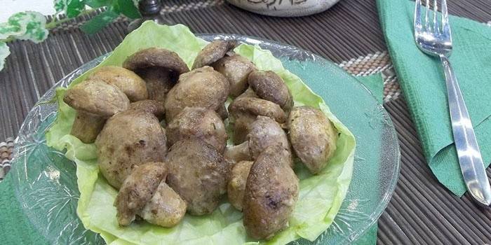 Pripravené huby na tanieri