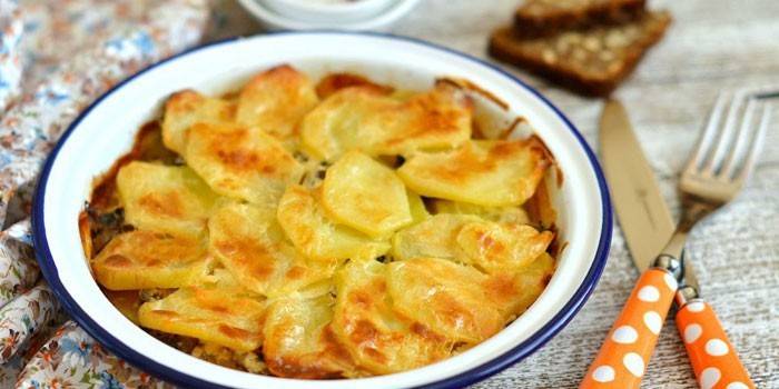 Zapiekanka ziemniaczana z pieczarkami i kurczakiem w śmietanie