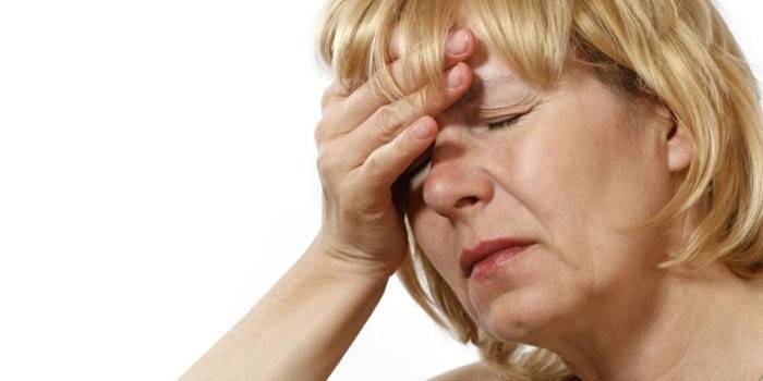 La mujer tiene dolor de cabeza.