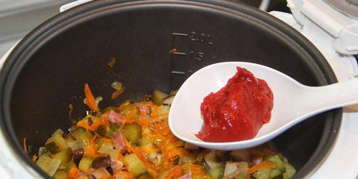 O processo de cozinhar miscelânea em um fogão lento