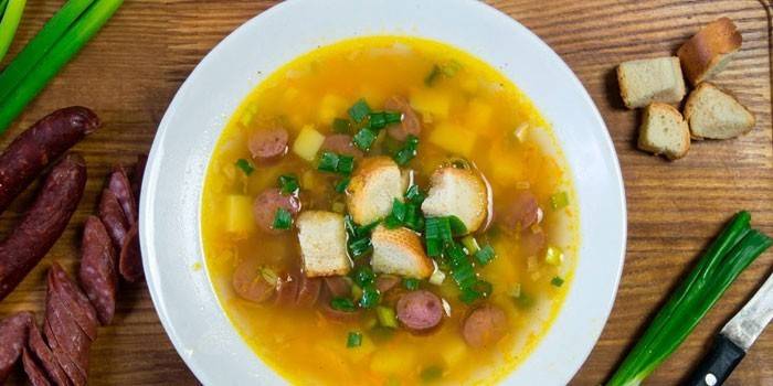 Sopa de guisantes con salchichas de caza