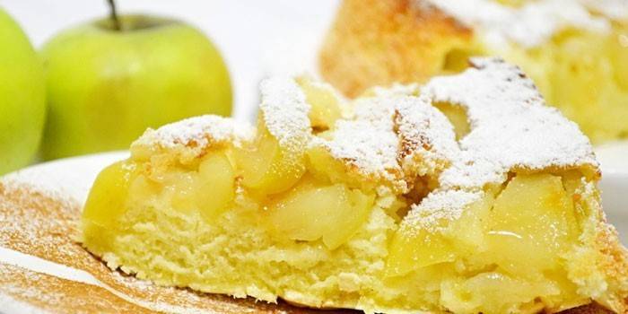 Fatia de pão de ló com maçãs em um prato