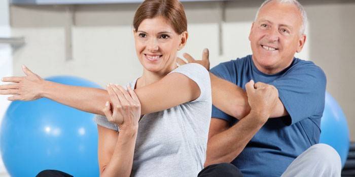 Personas dedicadas a fisioterapia.
