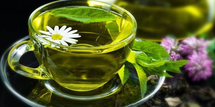 Té verde en una taza