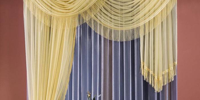 Un conjunto de cortinas en la sala de estar con tul lambrequin Wisan 5923 melocotón