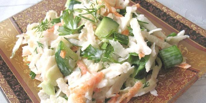 Salada de pepino fresco com cenoura e couve-rábano