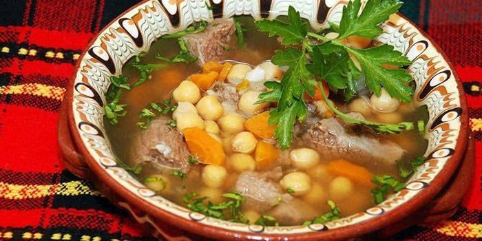 Grão de bico e sopa de carne
