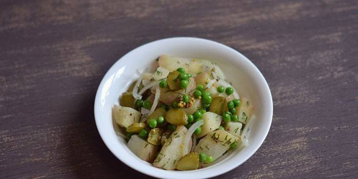 Ensalada de papa con guisantes verdes enlatados