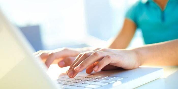 Dziewczyna pracuje przy laptopie