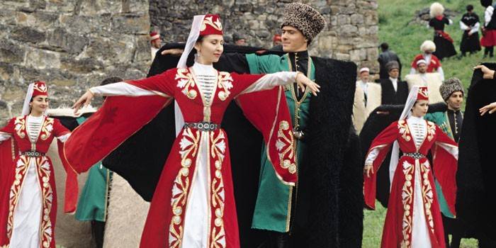 Ženy a muži v čečenských kostýmoch tancujú