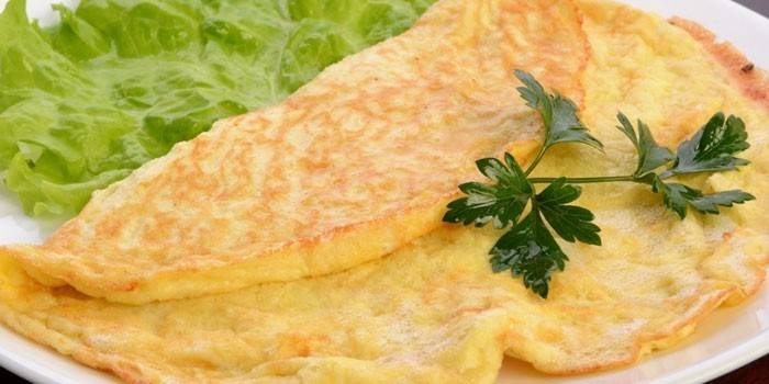 Jajeczny omlet na talerzu