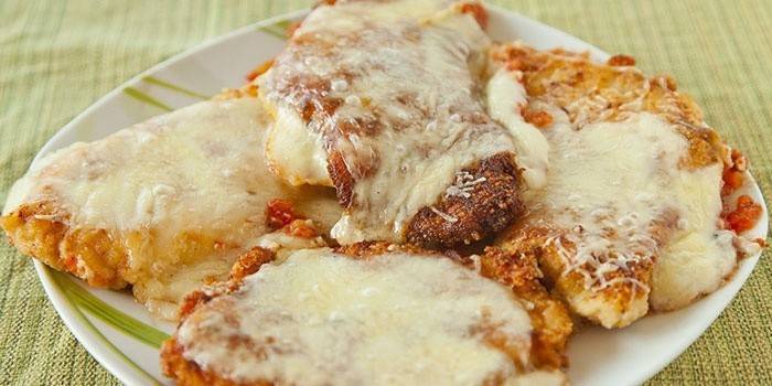 Debajo de la tapa de queso