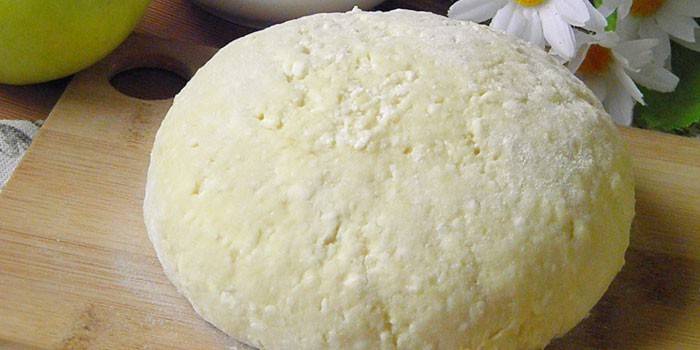 Tazón de masa de cuajada en una tabla de cortar