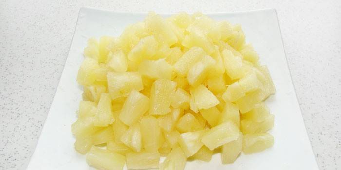 Kusy konzervovaného ananásu na tanieri