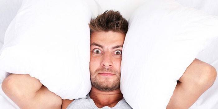 O homem encontra-se na cama