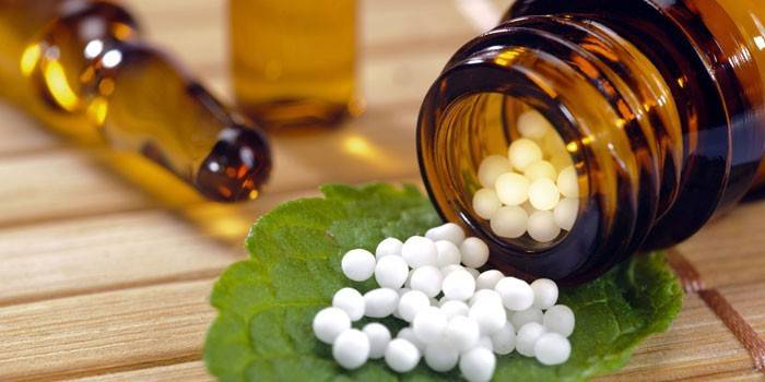 Medicina homeopática em uma jarra