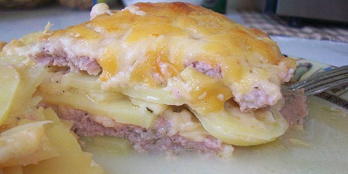 Zapiekanka z ziemniaków i mięsa mielonego