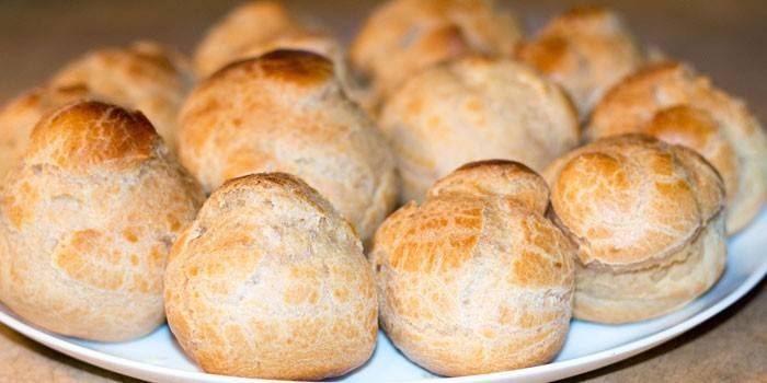 Profiteroles caseros en un plato