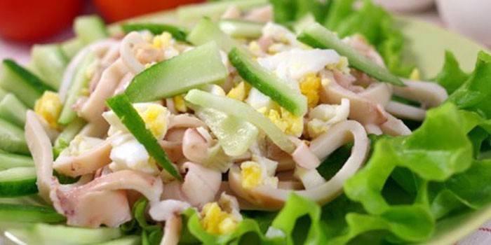 Ensalada con pepinos frescos y aros de calamar